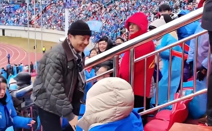 开云官网-主持人汪涵在永州看足球赛！眼袋肿胀，胡子花白，岁月感挡不住