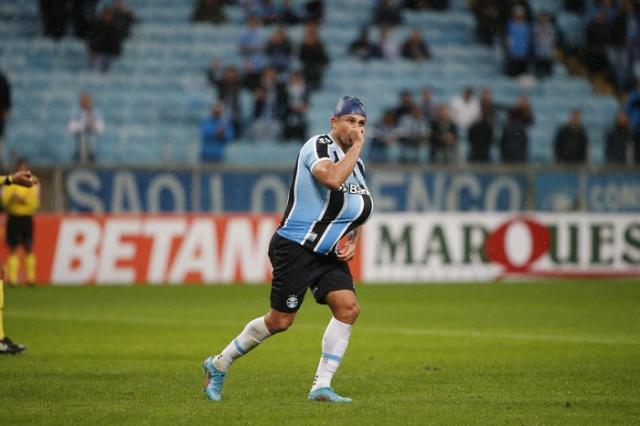 开云体育官网-艾克森替补登场梅开二度 助格雷米奥5比1大胜对手